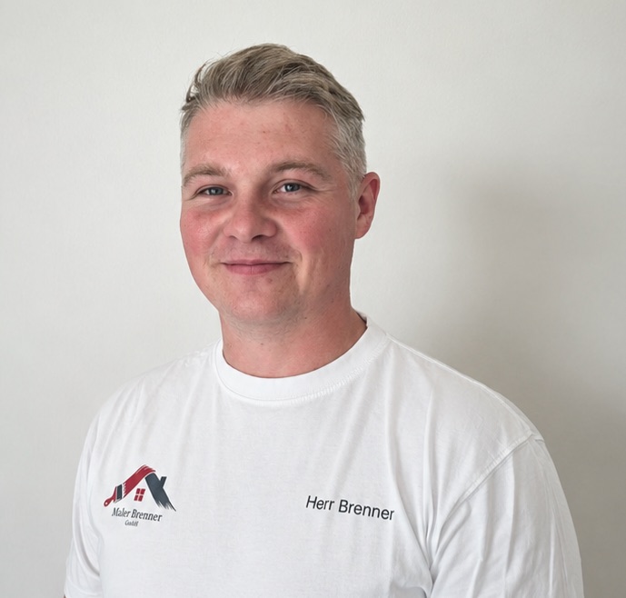 Porträt von Marcel Brenner im weißen Firmen-T-Shirt