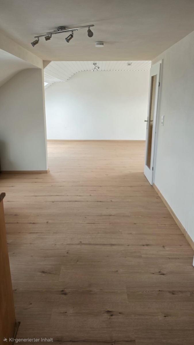 Dieselbe Wohnung nach der Renovierung: helle Wände, weiß lackierte Tür und Holzdecke, Vinylboden in Holzoptik